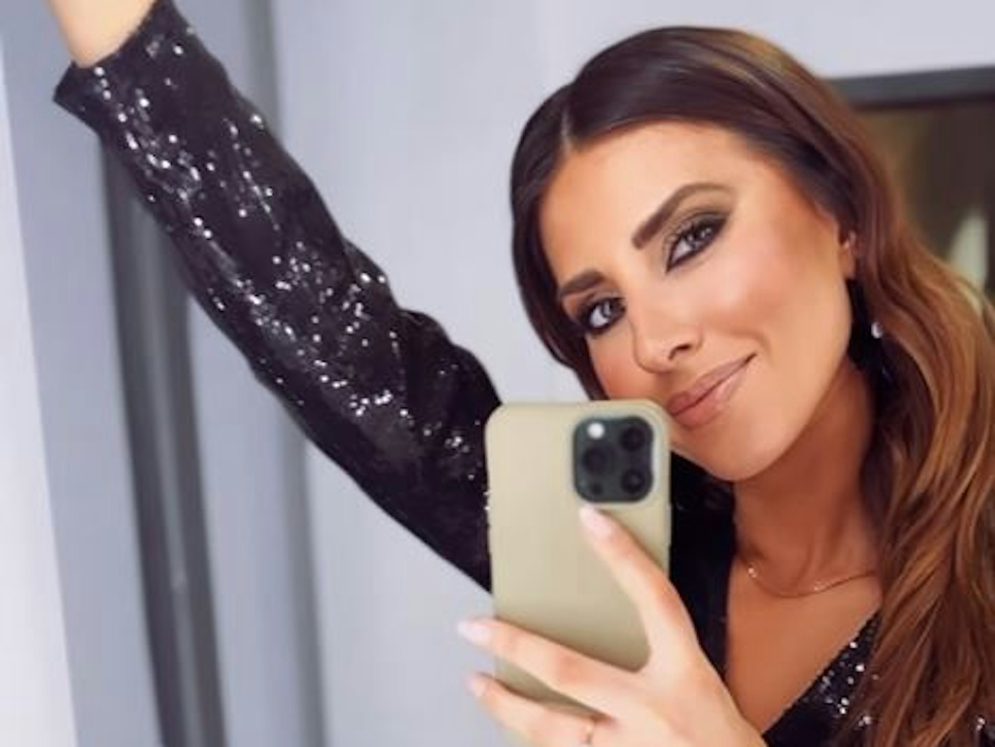 Jana Azizi schaut in den Spiegel, ein Video lud sie am 30. April auf ihrem Instagram-Kanal hoch.