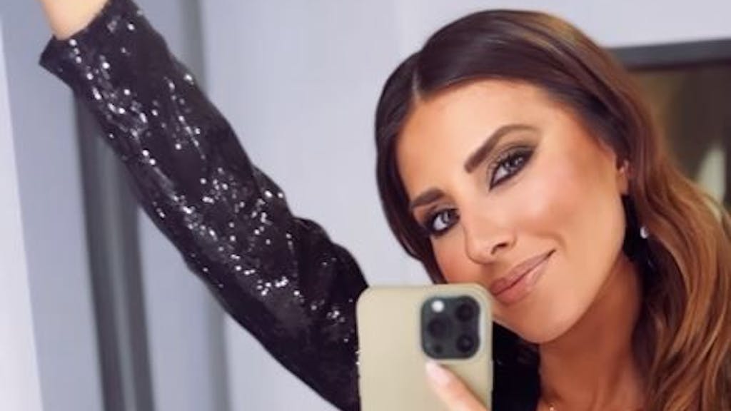 Jana Azizi schaut in den Spiegel, ein Video lud sie am 30. April auf ihrem Instagram-Kanal hoch.