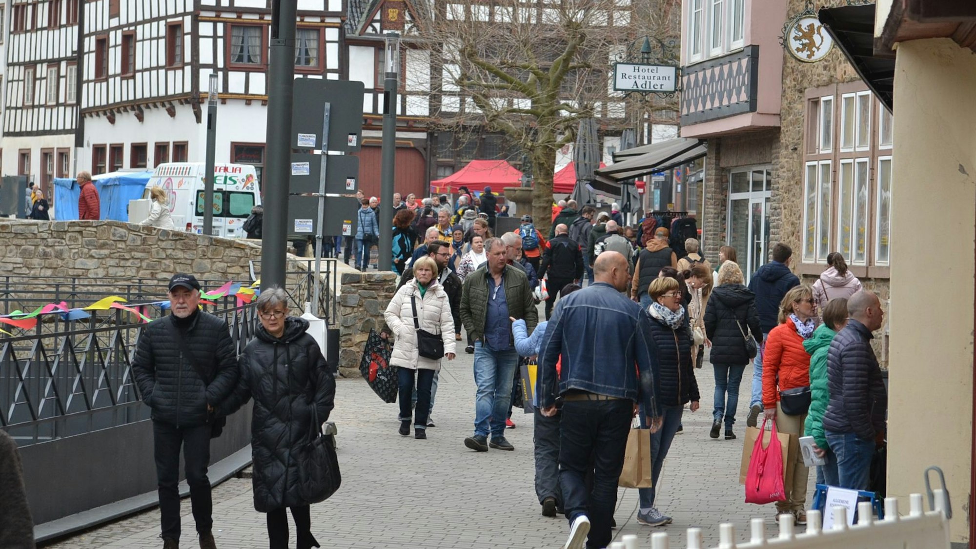 Zahlreiche Besucher schlenderten durch die Innenstadt von Bad Münstereifel.