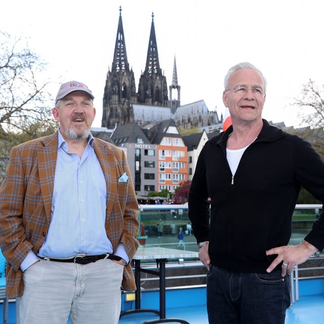 Dietmar Bär und Klaus J. Behrendt, im Hintergrund der Kölner Dom.&nbsp;