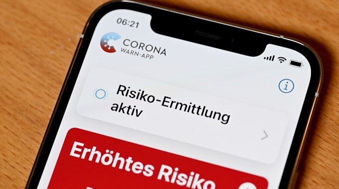 Die Startseite der Corona-Warn-App ist auf einem Bildschirm eines Smartphones zu sehen.