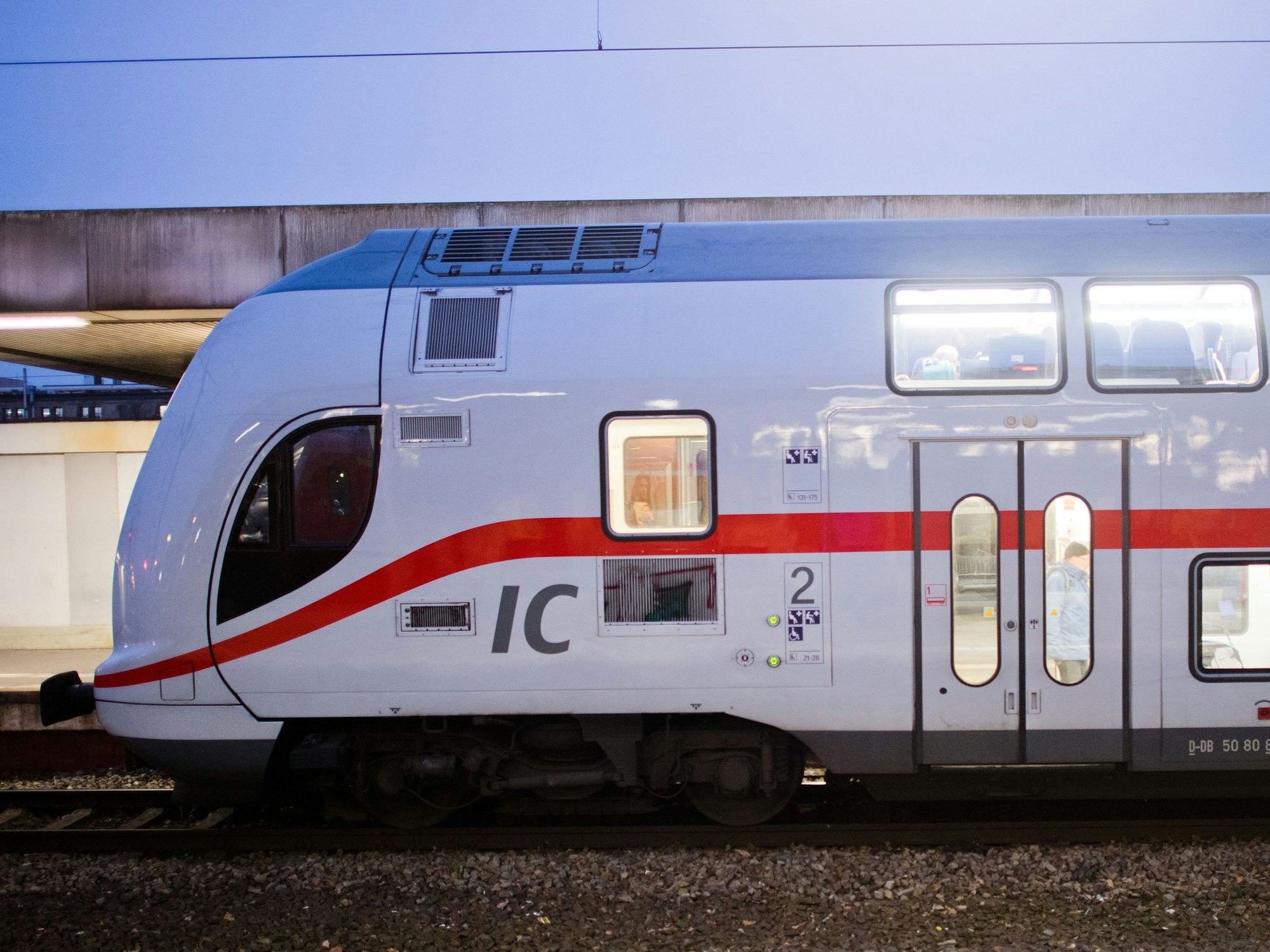 Das Foto zeigt einen IC 2 der Deutschen Bahn. Rund drei Wochen vor dem Start des 49-Euro-Tickets war noch unklar, ob Bahnkunden und Bahnkundinnen im Sauerland weiterhin von einer Sonderregelung profitieren, die die Nutzung von ICs mit Nahverkehrstickets ermöglicht.