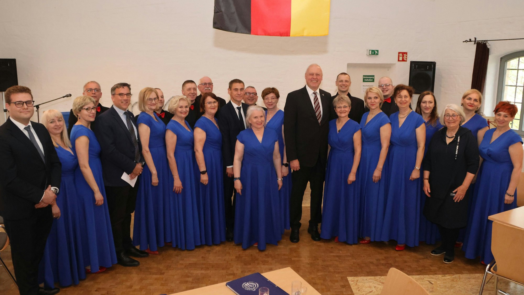 Ein Chor, die Rauen alle in langen blauen Abendkleidern und die Herren im Anzug, stehen gemeinsam mit Bürgermeister Dr. Gero Karthaus in einer Reihe.