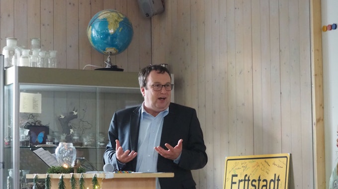 Das Foto zeigt NRW-Umweltminister Oliver Krischer bei einem früheren Besuch in Erftstadt.&nbsp;