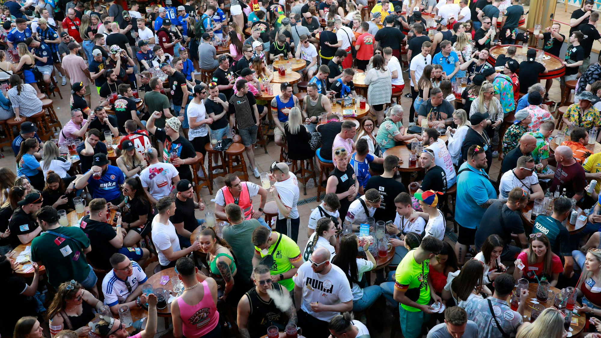 Menschen feiern bei der Saisoneröffnung im Bierkonig auf Mallorca.