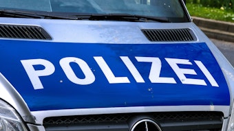 Dieses Symbolfoto zeigt einen Polizeiwagen im Einsatz. Das Bild ist am 23. April 2023 aufgenommen worden. Zu sehen ist die Motorhaube des Fahrzeugs mit der Aufschrift Polizei.