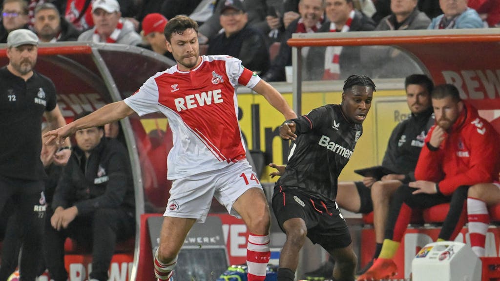 Kölns Jonas Hector und Leverkusens Jeremie Frimpong kämpfen um den Ball.