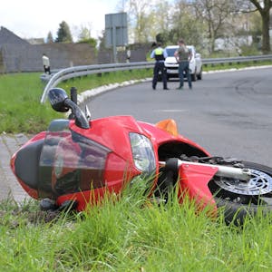 Das Foto zeigt eines der verunglückten Motorräder auf der L409 in Kürten.