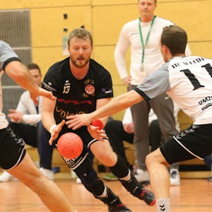 Palmersheims Handballer René Lönenbach versucht, sich gegen zwei Spieler durchzusetzen.