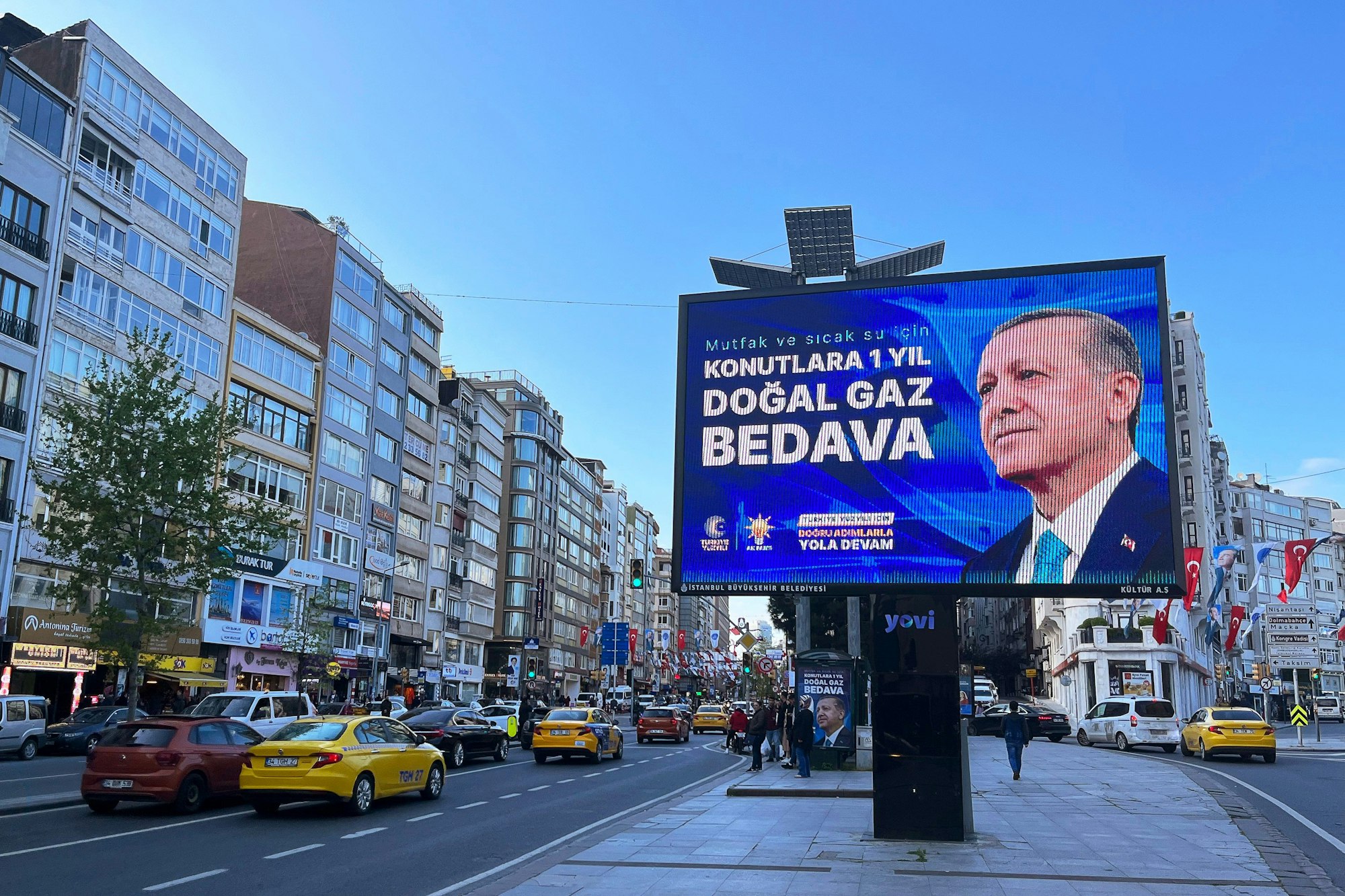 Ein Wahlplakat des türkischen Präsidenten Recep Tayyip Erdogan im Istanbuler Stadtteil Sisli verspricht Ende April Haushalten ein Jahr lang gratis Gas. Auch in einer deutschen Großstadt wurden Wahlplakate mit Erdogans Konterfei genehmigt.