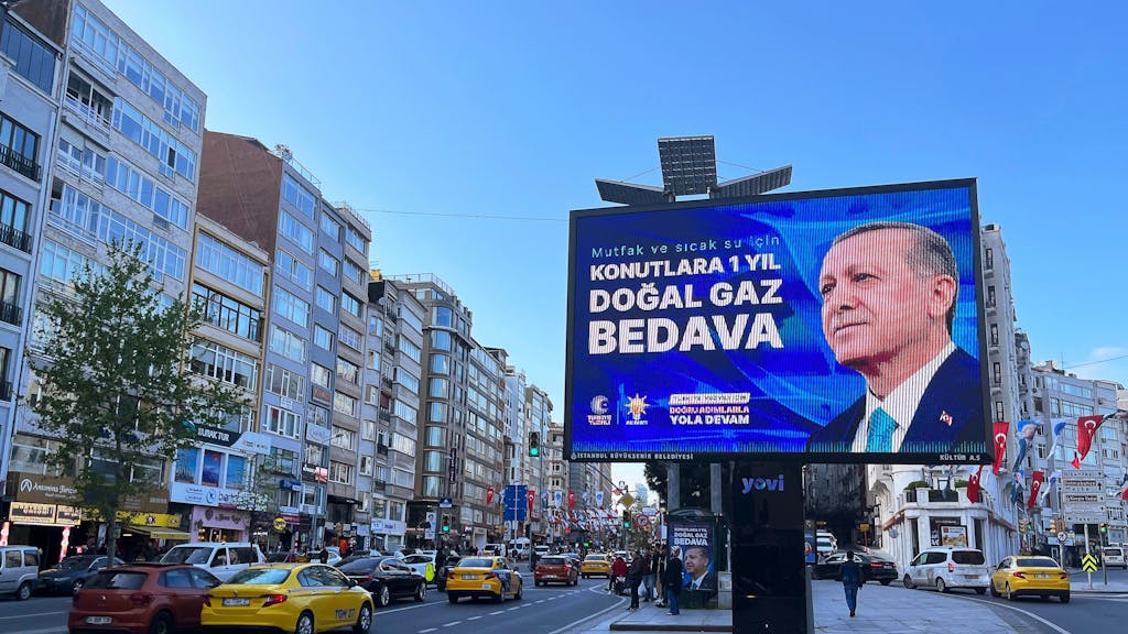Ein Wahlplakat des türkischen Präsidenten Recep Tayyip Erdogan im Istanbuler Stadtteil Sisli verspricht Ende April Haushalten ein Jahr lang gratis Gas. Auch in einer deutschen Großstadt wurden Wahlplakate mit Erdogans Konterfei genehmigt.