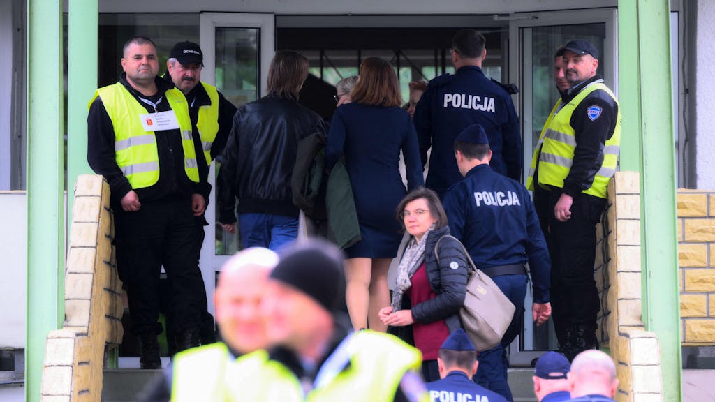 Behörden räumen am 29. April eine an die russische Botschaft in Warschau angeschlossene Schule.