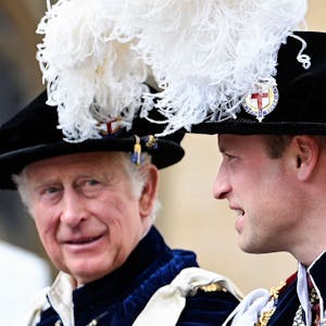 Charles und Prinz William, Herzog von Cambridge, verlassen die St. George's Chapel nach dem Gottesdienst des Hosenbandordens auf Schloss Windsor.