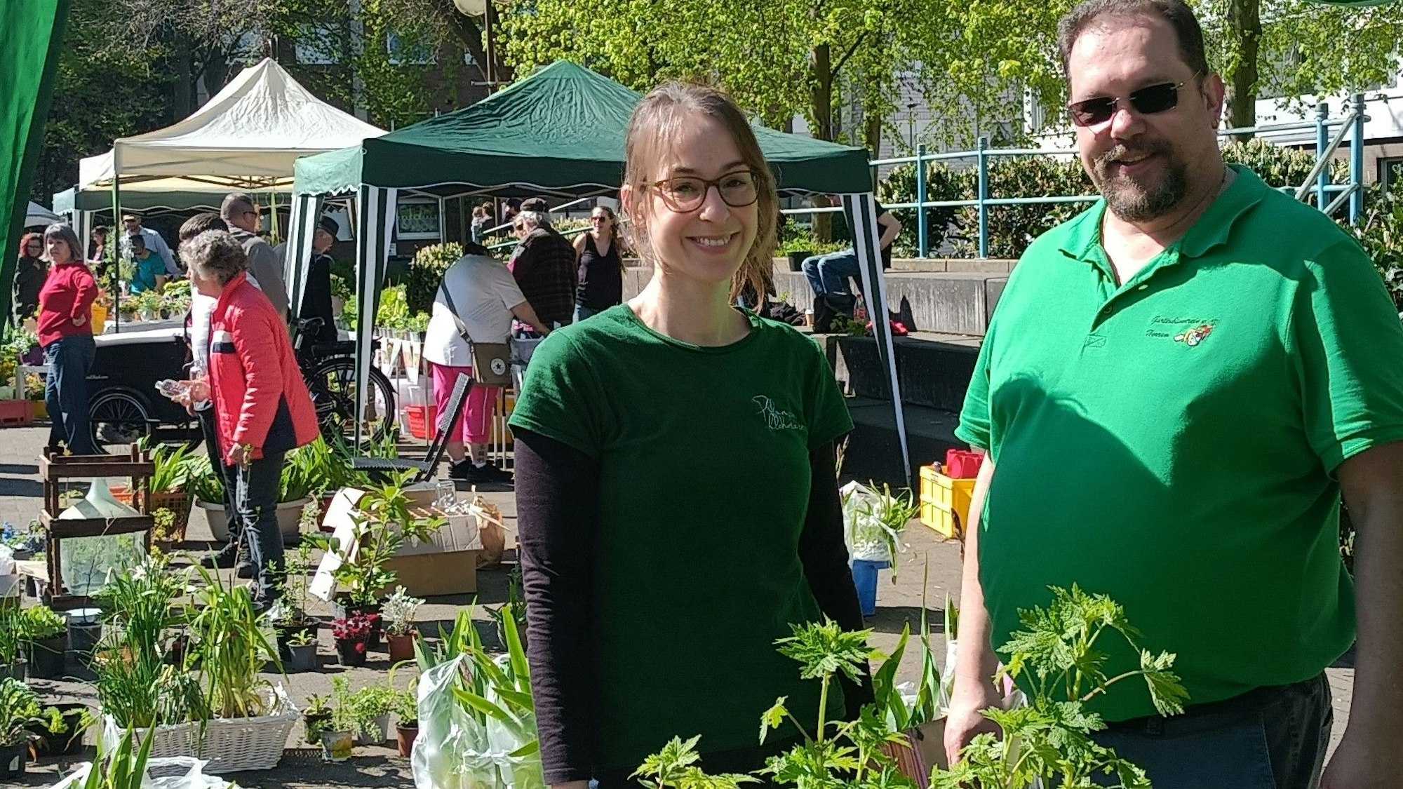 Das Foto zeigt Goldschmiedin Ilara Ihlow und Heinz Clermont vom Gartenbauverein Horrem. Sie haben den Pflanzenflohmarkt Horrem organisiert.