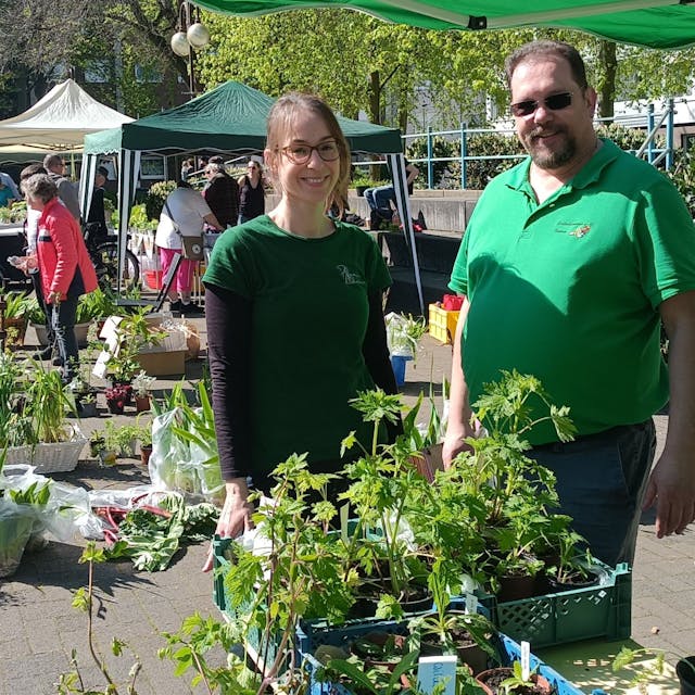 Das Foto zeigt Goldschmiedin Ilara Ihlow und Heinz Clermont vom Gartenbauverein Horrem. Sie haben den Pflanzenflohmarkt Horrem organisiert.