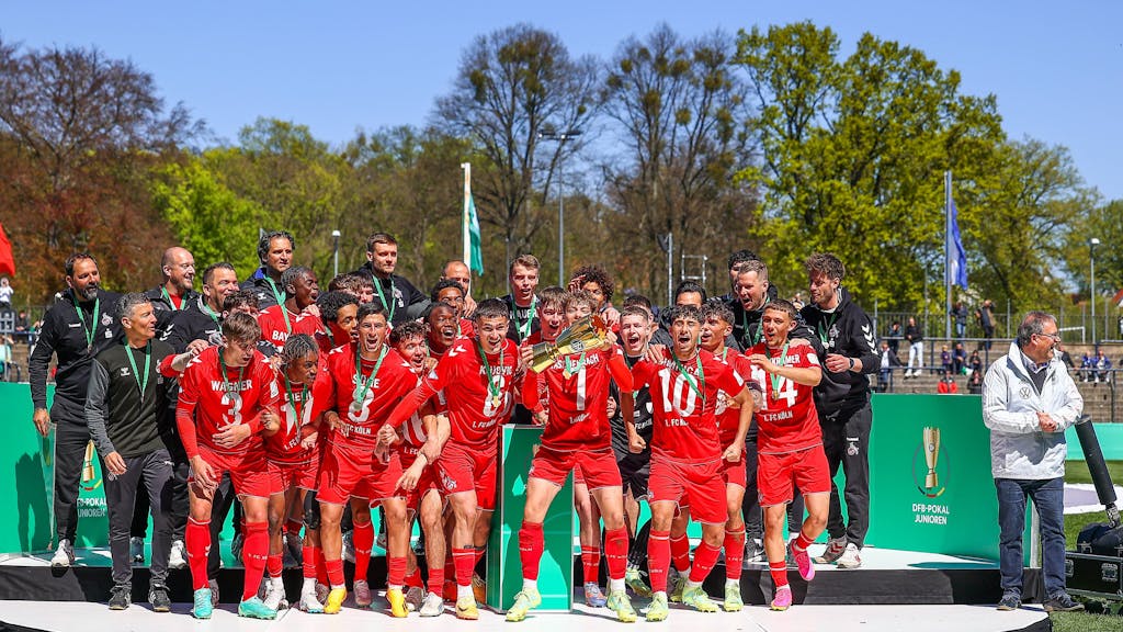Die U19 des 1. FC Köln feiert ihren DFB-Pokal-Triumph.