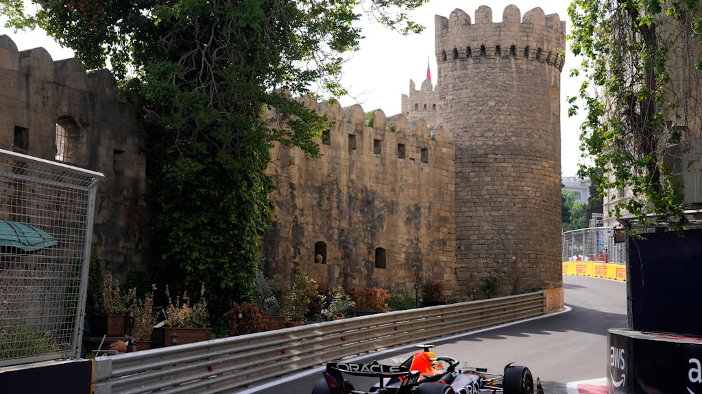 Sergio Perez vom Team Red Bull fährt durch den Stadtkurs in Baku.