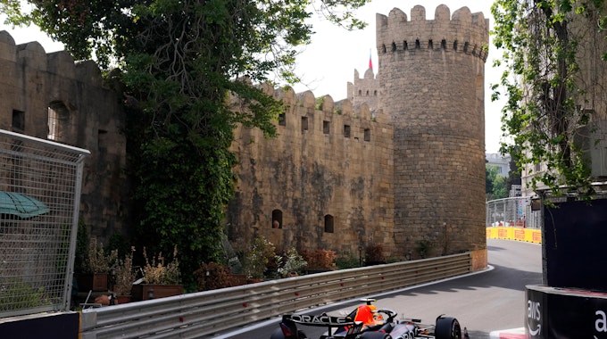 Sergio Perez vom Team Red Bull fährt durch den Stadtkurs in Baku.