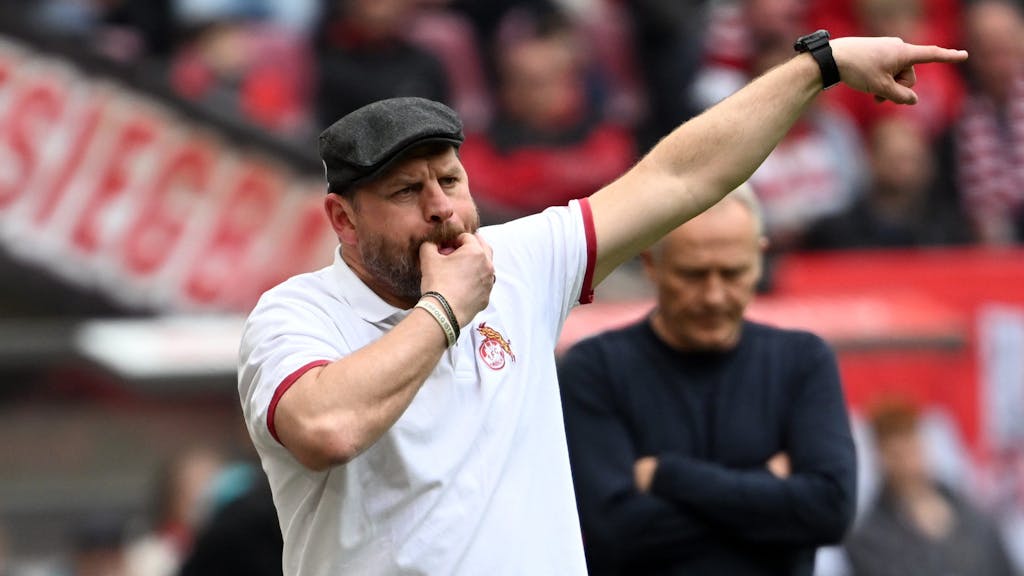 Steffen Baumgart gibt an der Seitenlinie Anweisungen beim Spiel 1. FC Köln gegen SC Freiburg.