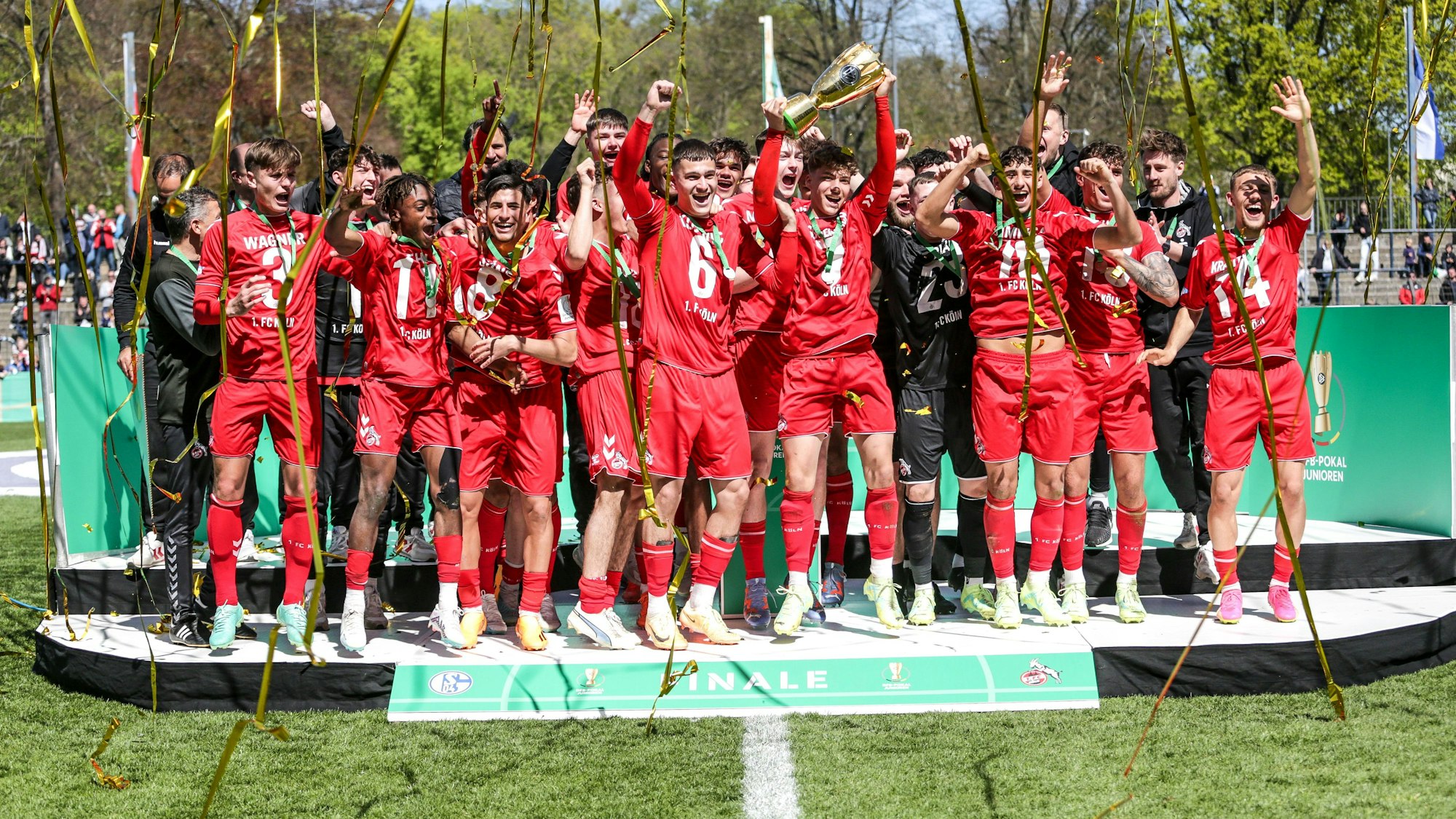 Die U19 des 1. FC Köln feiert ihren DFB-Pokal-Triumph.