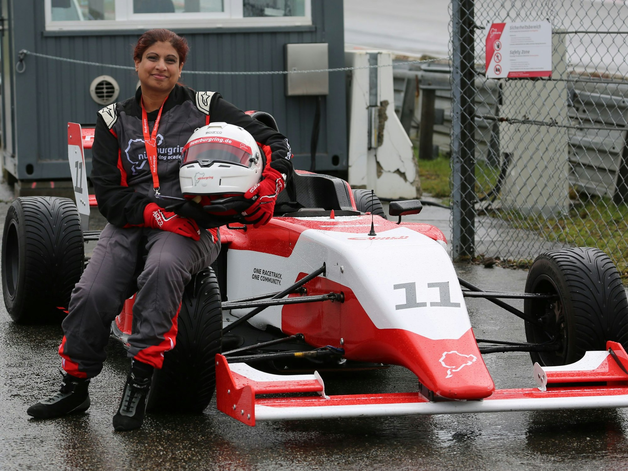 Marie Schäfers (Sonntag-EXPRESS) auf dem Nürburgring vor einem Formel 4-Wagen.