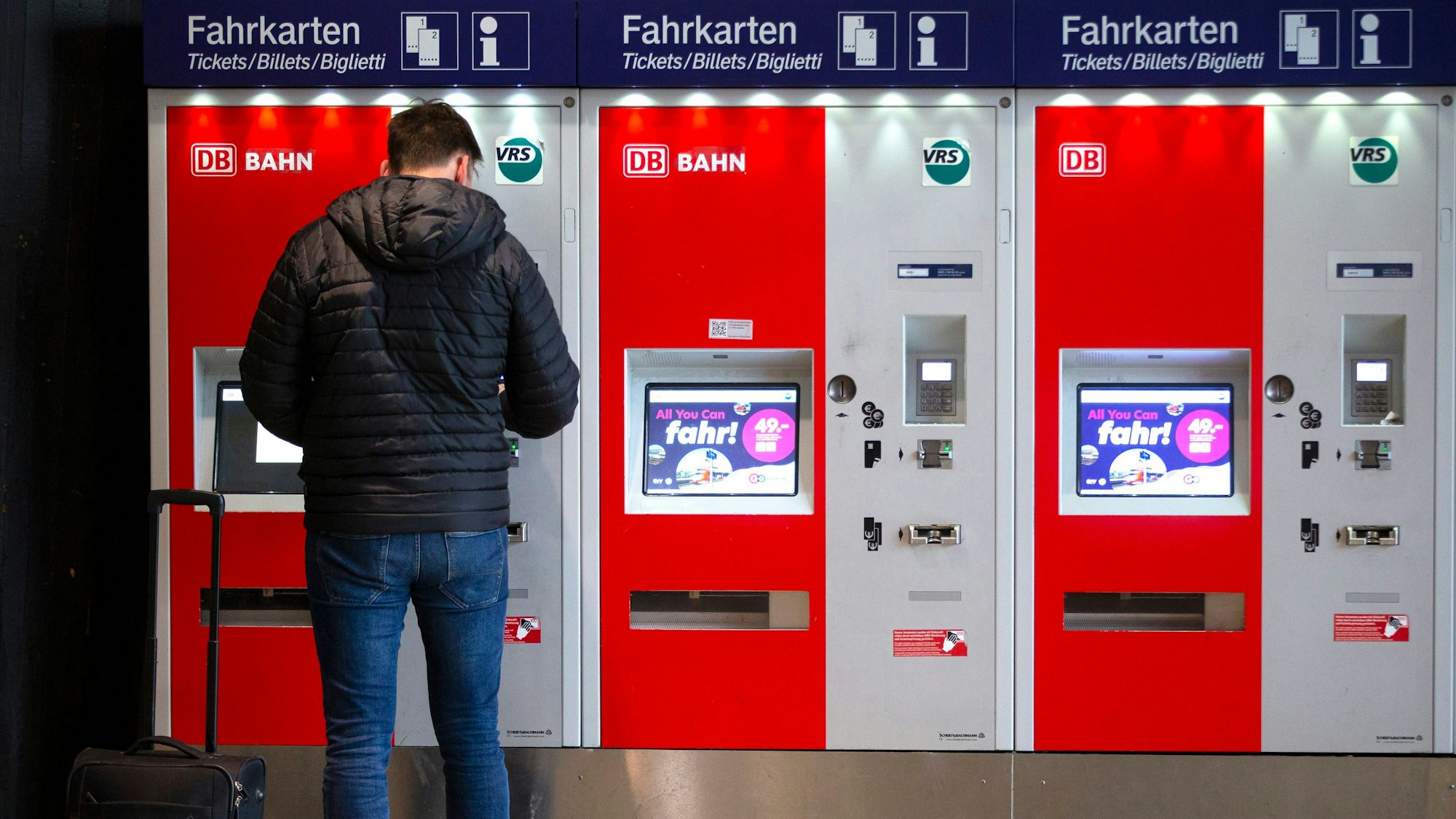 „All you can fahr! - 49 Euro Das Deutschlandticket“ steht auf den Monitoren von Fahrkartenautomaten im Kölner Hauptbahnhof.