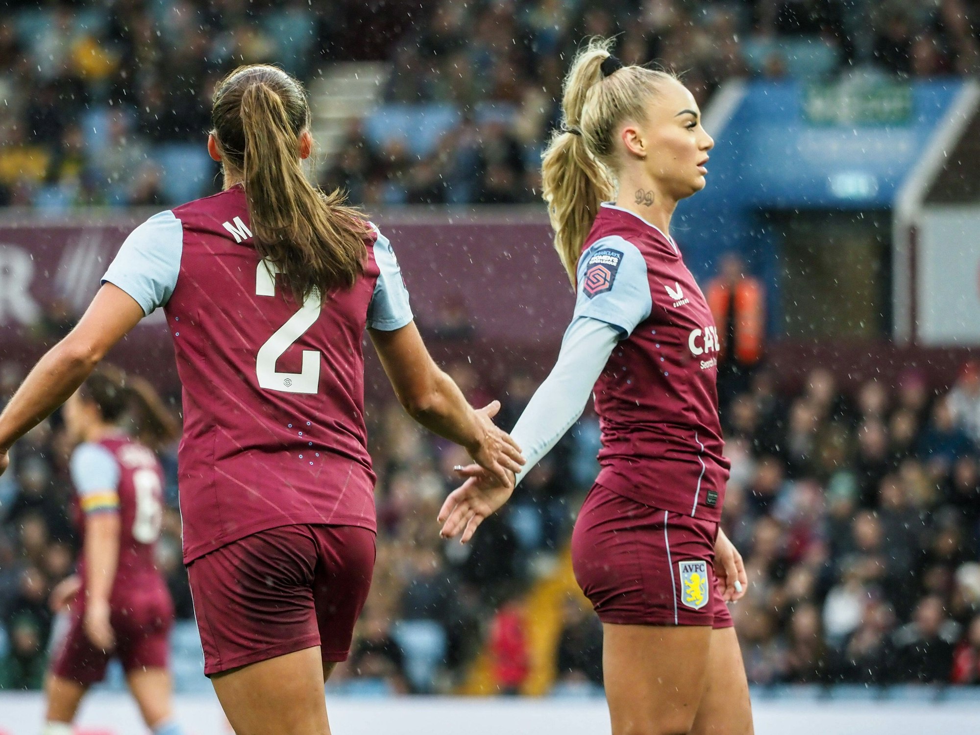 Alisha Lehmann (r.) klatscht bei einem Spiel von Aston Villa mit einer Teamkollegin ab.