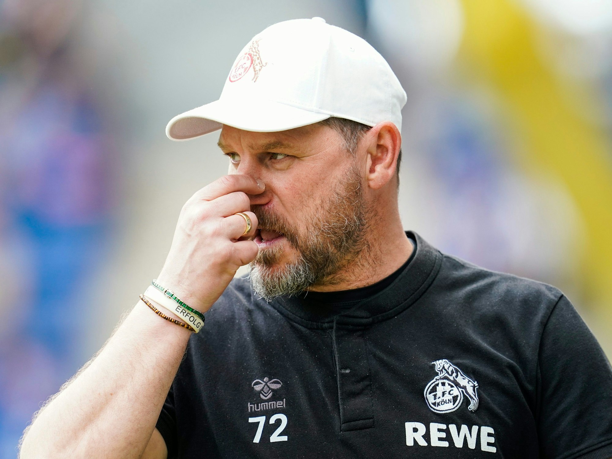 Kölns Trainer Steffen Baumgart fasst sich an die Nase.