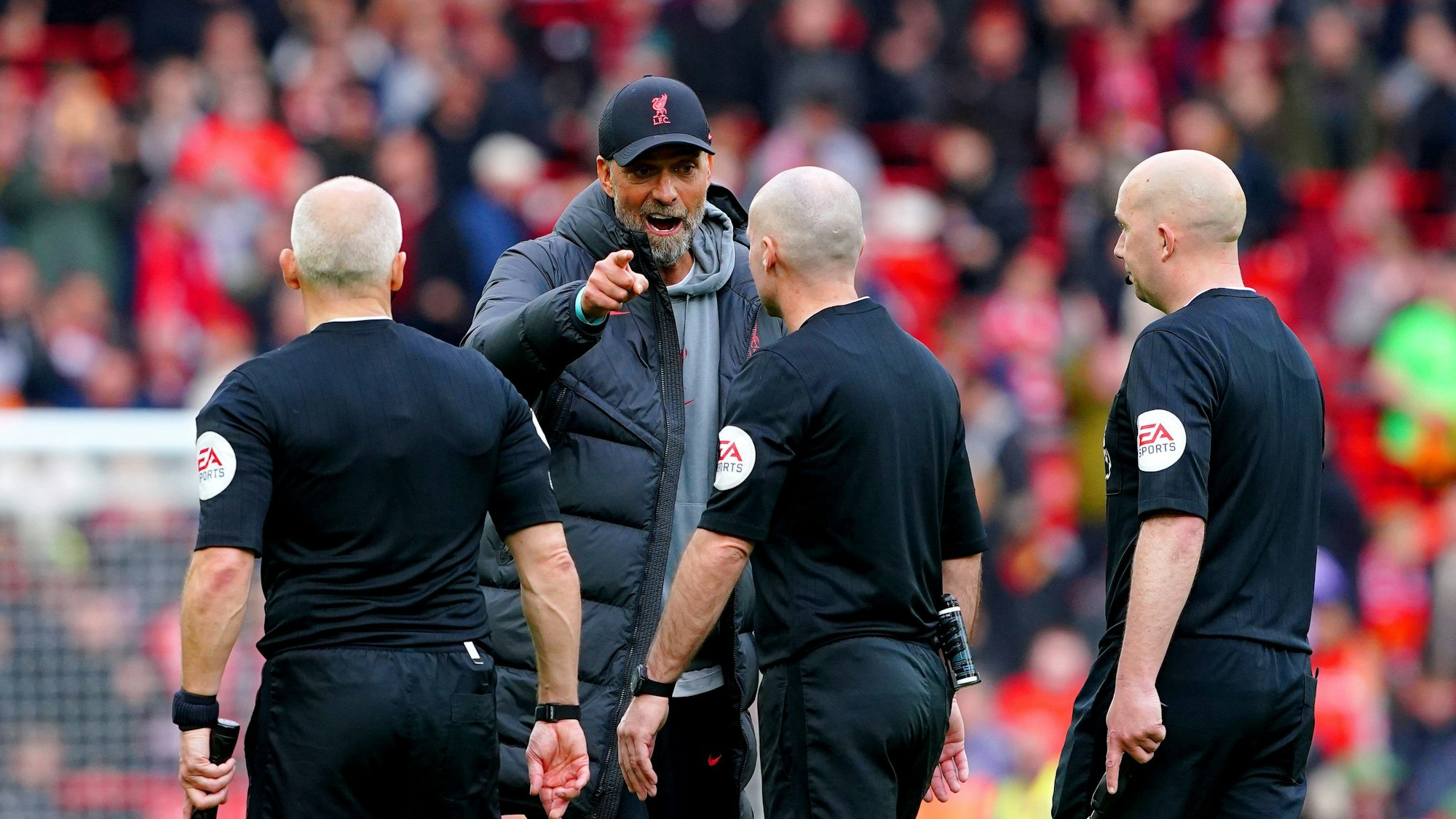 Jürgen Klopp, Trainer des FC Liverpool, spricht nach dem Spiel gegen Tottenham wütend zu den Schiedsrichtern.