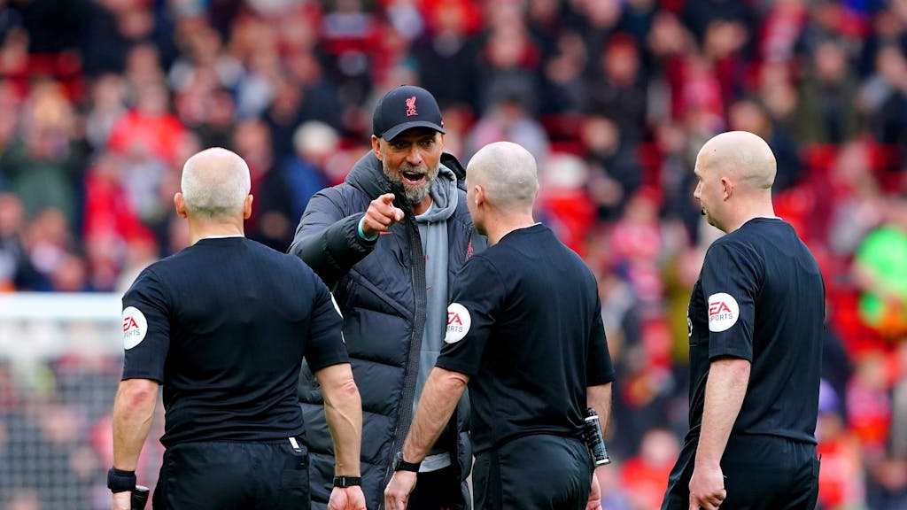 Jürgen Klopp, Trainer des FC Liverpool, spricht nach dem Spiel gegen Tottenham wütend zu den Schiedsrichtern.&nbsp;