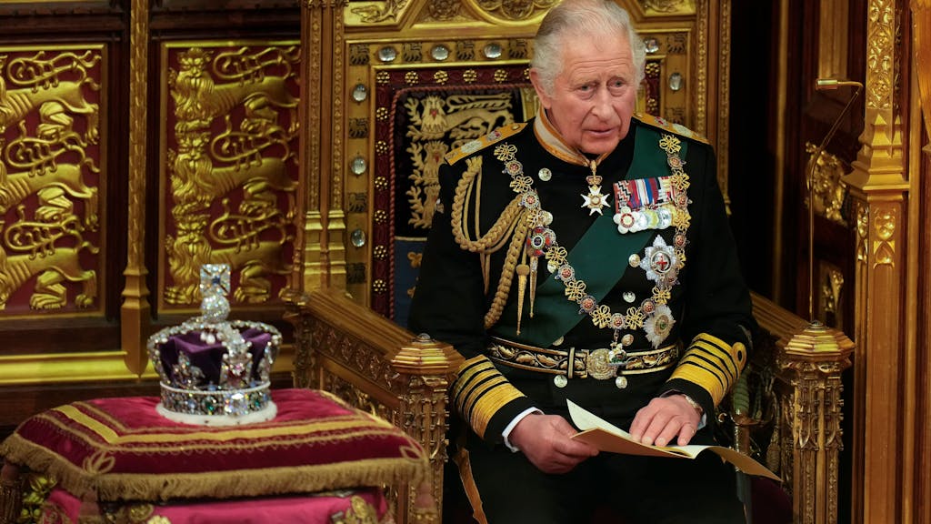 Am 10. Mai 2022 spricht König Charles III. im britischen Parlament vor dem House of Lords - neben ihm die Imperial State Crown der 2022 verstorbenen Queen Elizabeth II. (†96).