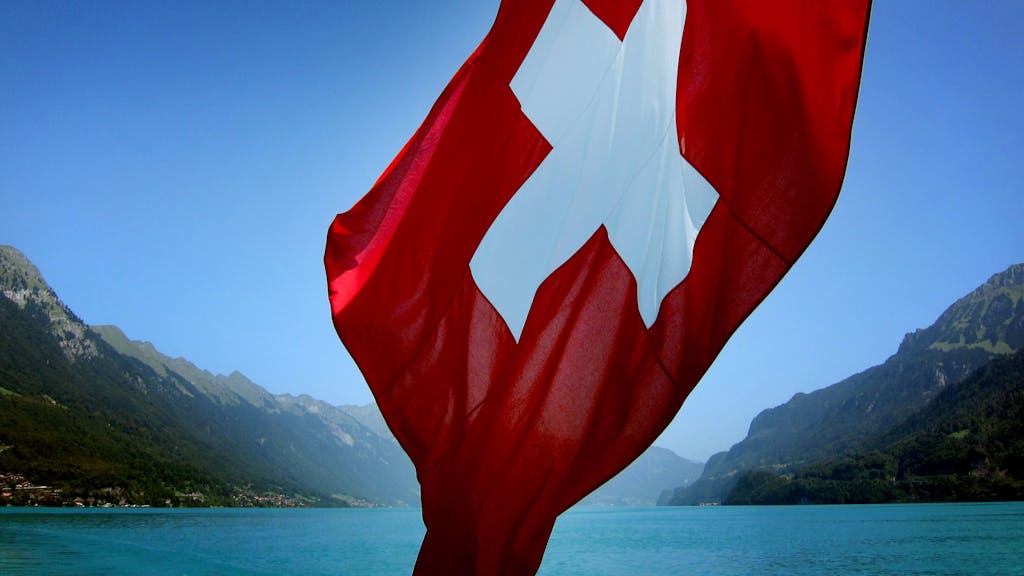 Die Schweizer Fahne weht an einem Schiff auf dem Brienzer See bei Interlaken.
