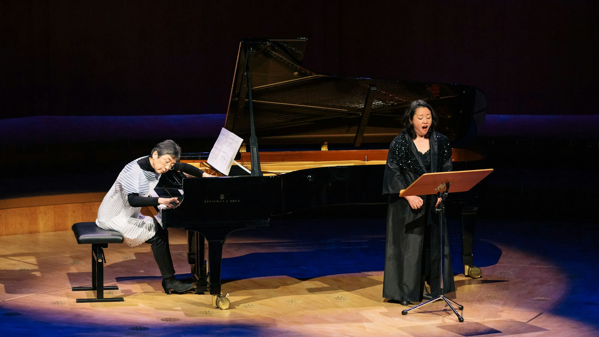 Yuko Kakuta (Sopran) und Yukiko Sugawara (Klavier) Yukiko Sugawara beim Kölner Festival Acht Brücken.