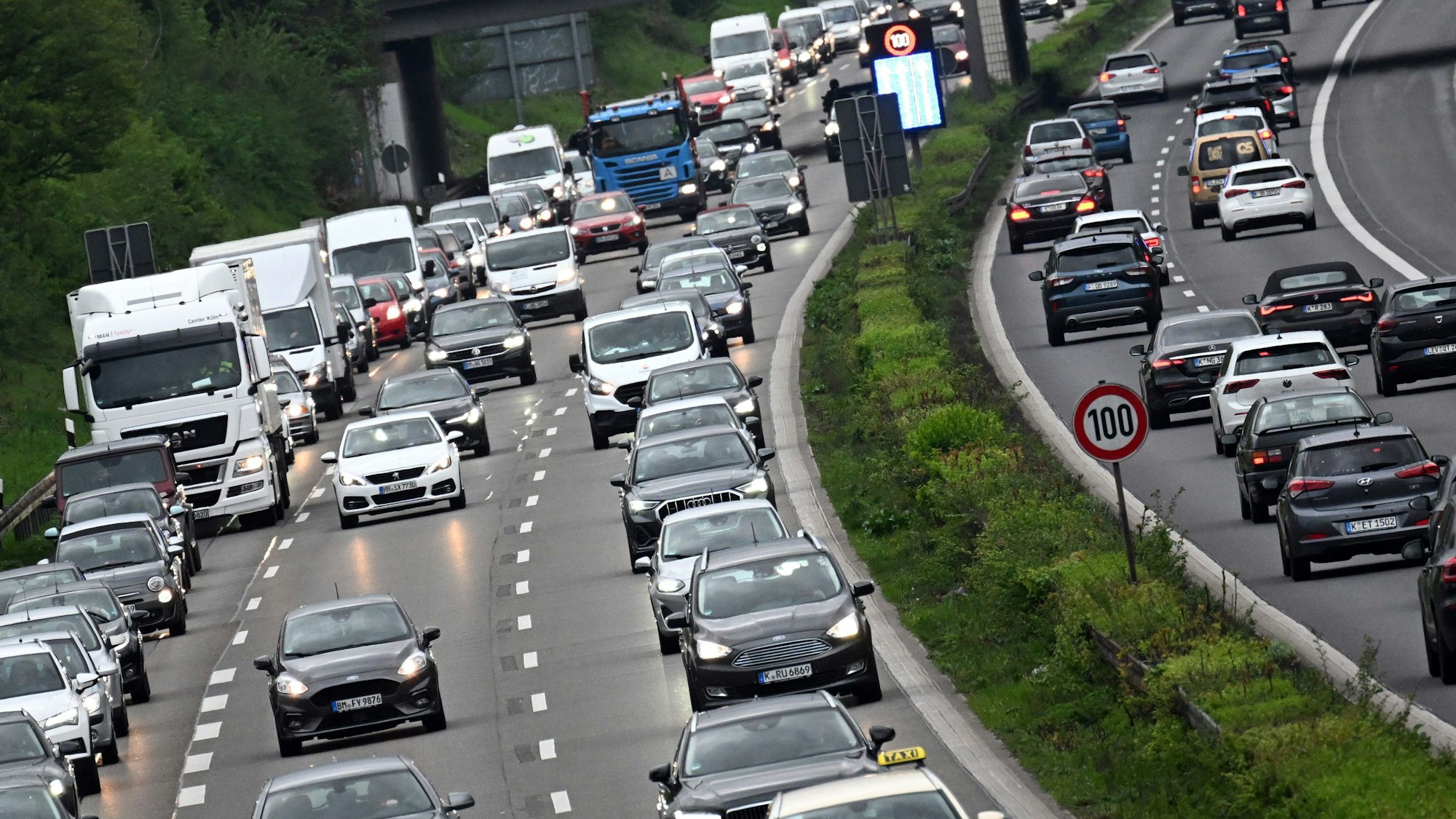 Autos fahren im dichten Berufsverkehr am Morgen über die Autobahn 57 bei Köln.
