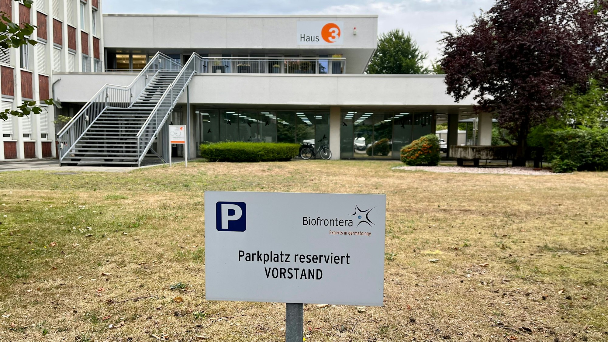 Der Vorstandsparkplatz von Biofrontera in Leverkusen-Manfort