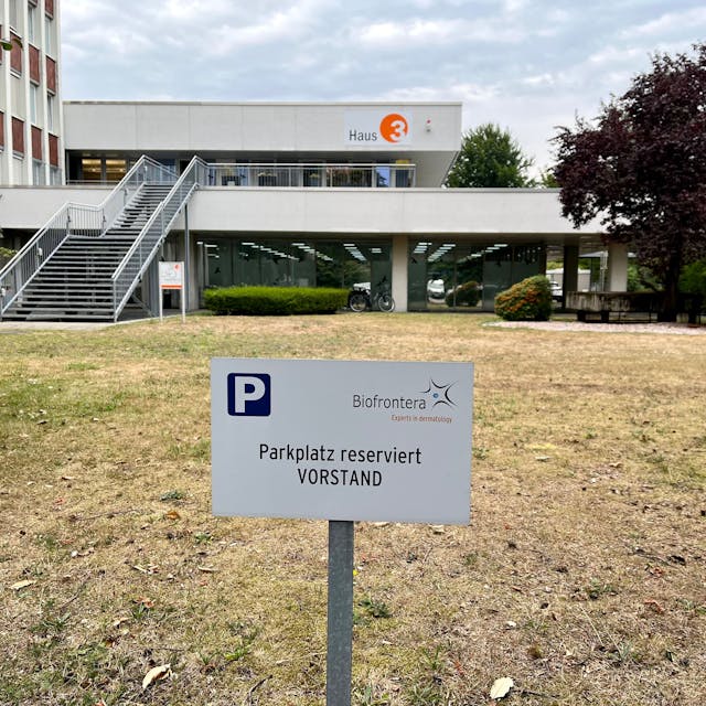 Der Vorstandsparkplatz von Biofrontera in Leverkusen-Manfort