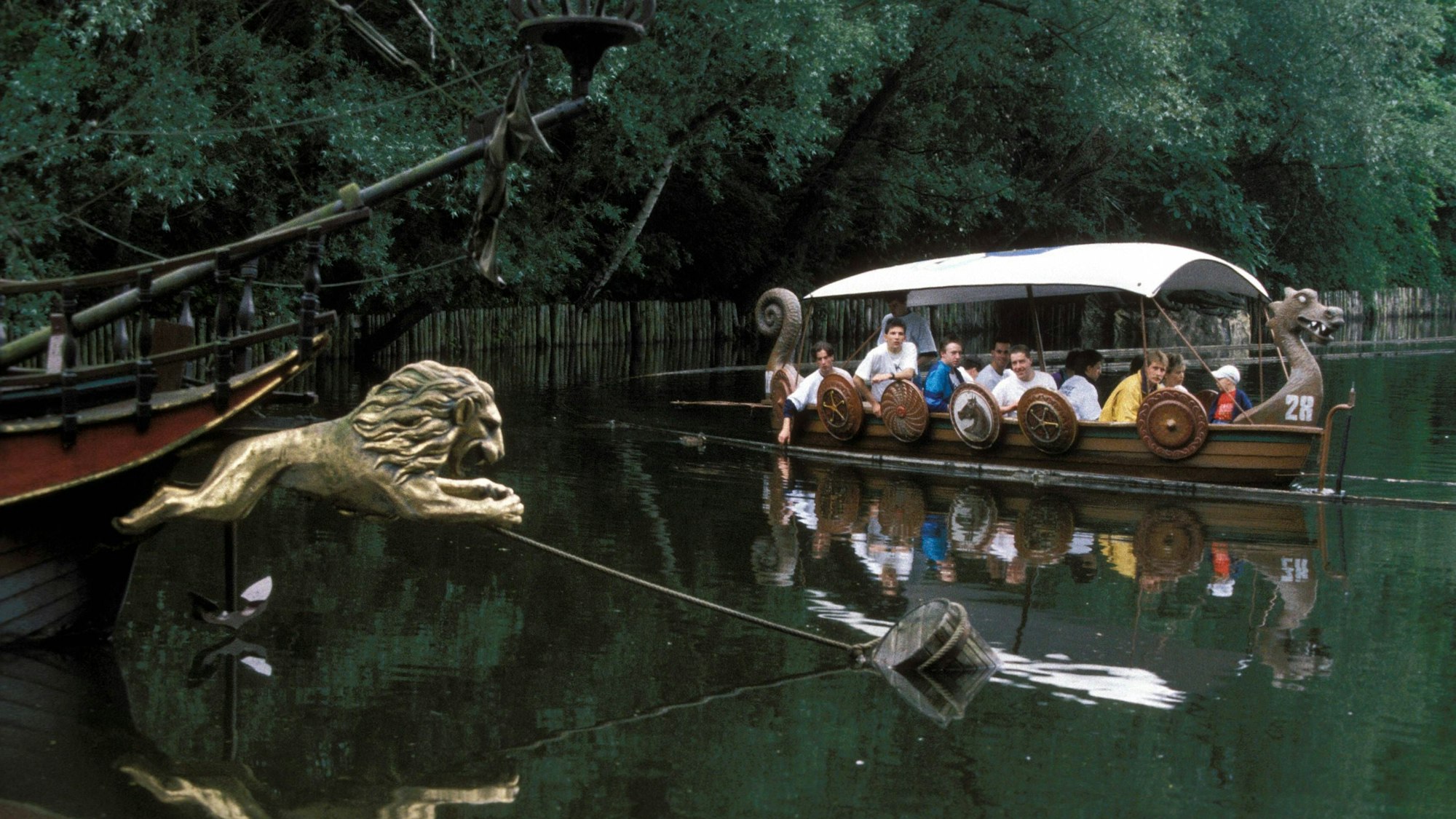 Ein Wikingerboot wird im Juni 1991 im Phantasialand übers Wasser gezogen.