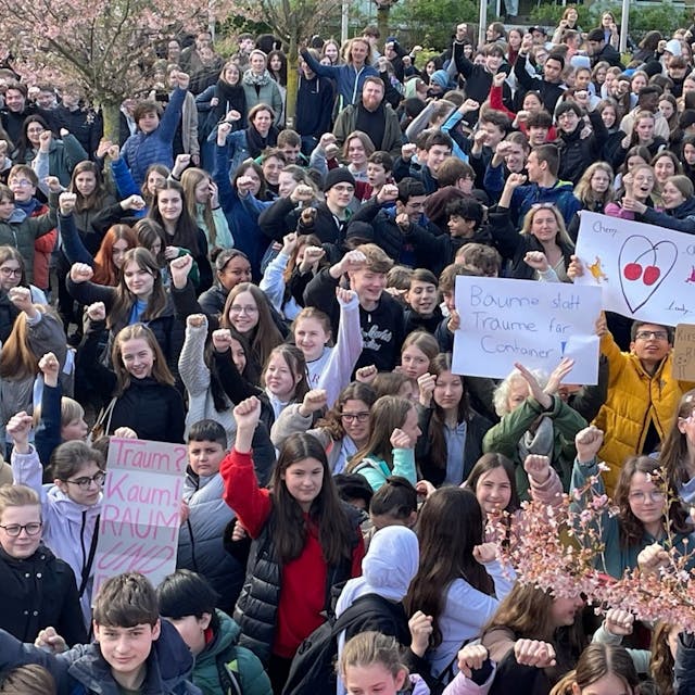 Schülerinnen und Schüler des Herder Gymnasiums in Köln protestieren auf dem Fahrradstellplatz mit Plakaten gegen Baumfällung.