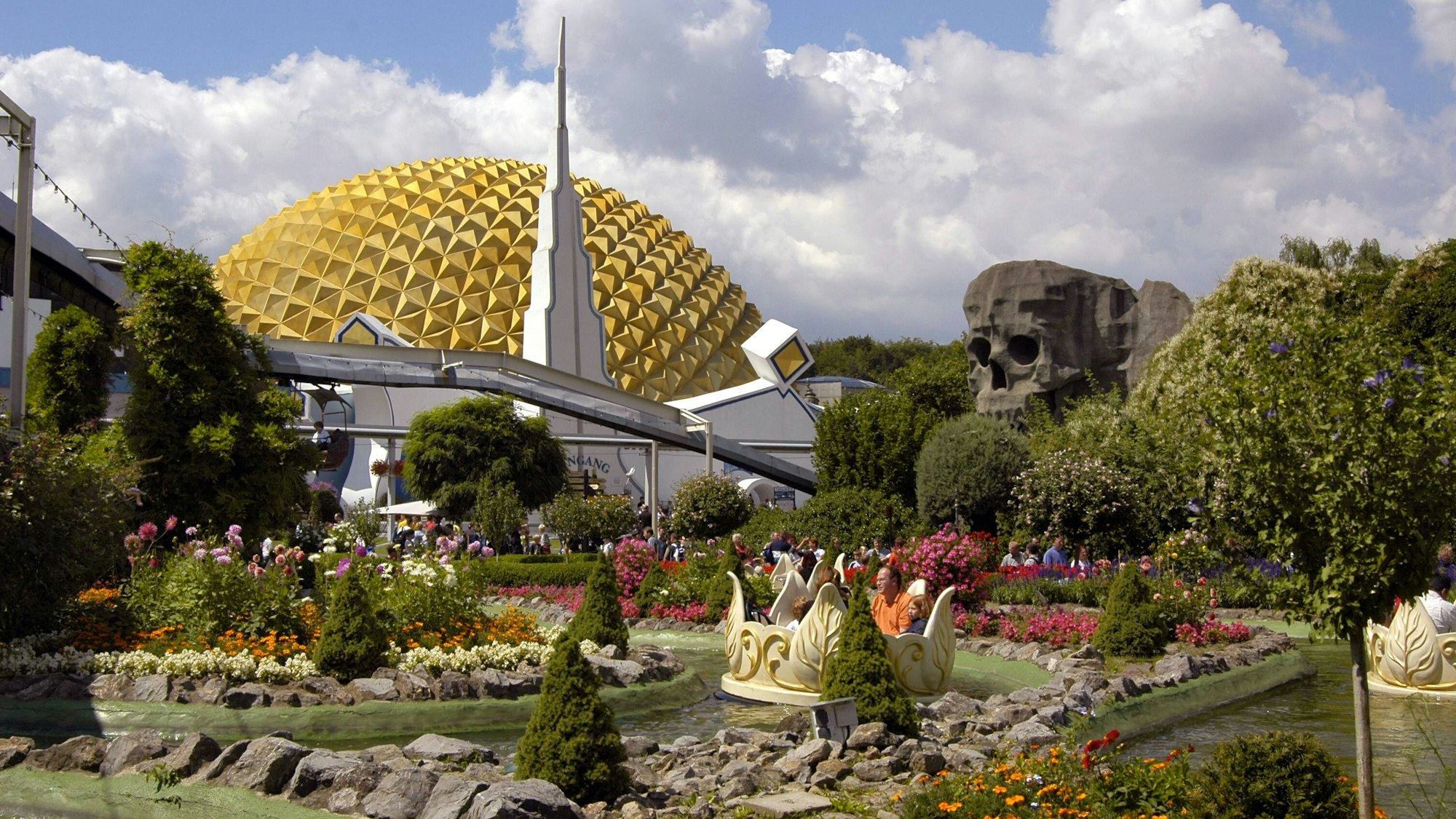 Die goldene Kuppel strahlt im August 2005 über das Gelände im Phantasialand.