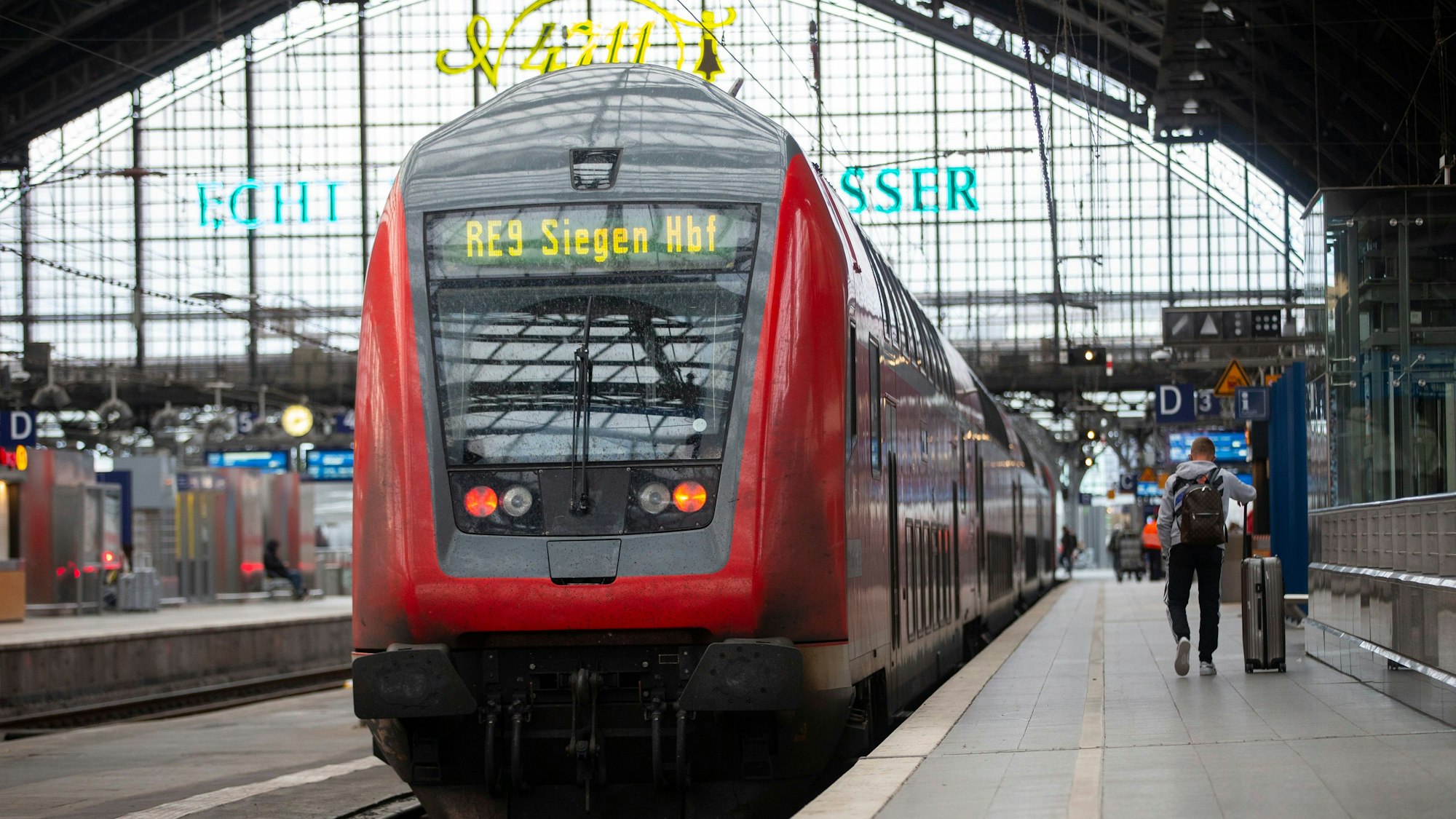 Ein Regionalzug steht am Bahnsteig im Kölner Hauptbahnhof.