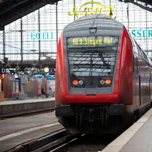Ein Regionalzug steht am Bahnsteig im Kölner Hauptbahnhof.