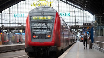 Ein Regionalzug steht am Bahnsteig im Kölner Hauptbahnhof. Die Deutsche Bahn und die Gewerkschaft EVG haben sich offenbar geeinigt und so einen Streik abgewendet. (Symbolbild)