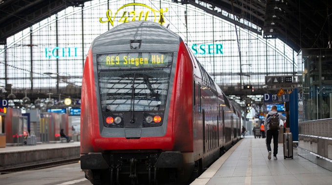 Ein Regionalzug steht am Bahnsteig im Kölner Hauptbahnhof. Die Deutsche Bahn und die Gewerkschaft EVG haben sich offenbar geeinigt und so einen Streik abgewendet. (Symbolbild)