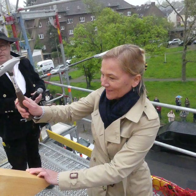 Kathrin Möller schlägt am Dachstuhl des Wohnhauses in Köln Bickendorf einen Nagel mit einem Hammer ein.&nbsp;