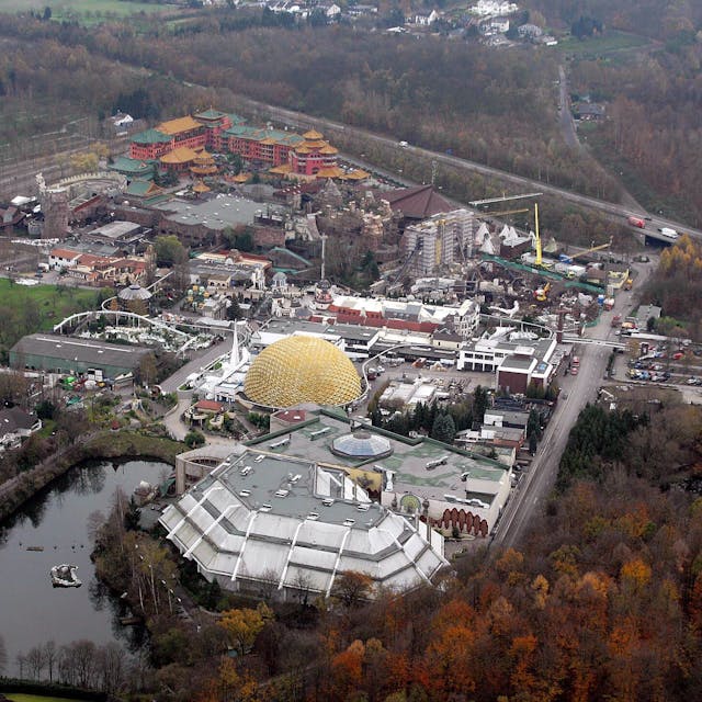 Luftaufnahmen vom Phantasialand aus dem Jahr 2006. Oben im Bild sind Bauarbeiten an der Achterbahn Black Mamba zu sehen.