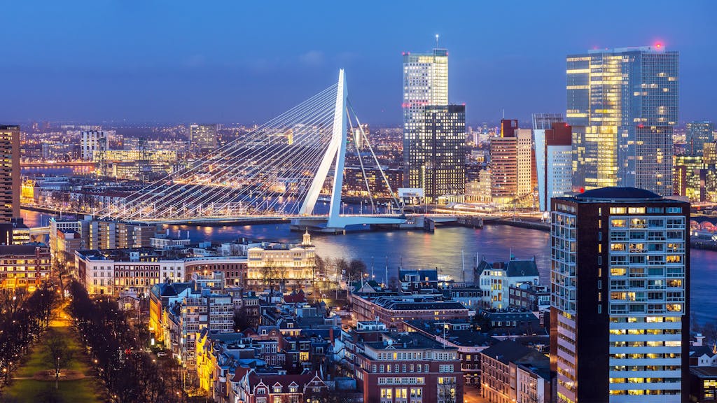 Die moderne Architekturstadt Rotterdam begeistert mit ihrer atemberaubenden Skyline und der Erasmusbrücke.