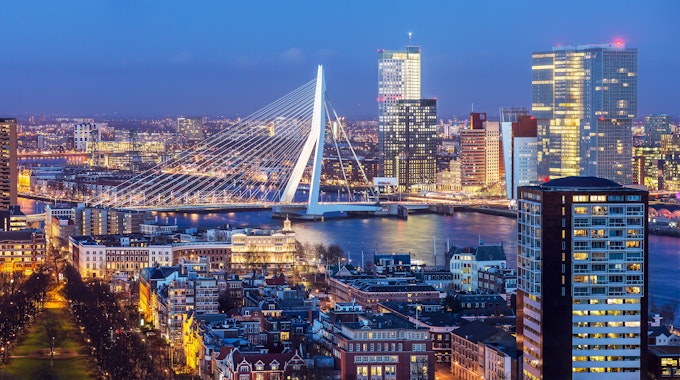 Die moderne Architekturstadt Rotterdam begeistert mit ihrer atemberaubenden Skyline und der Erasmusbrücke.