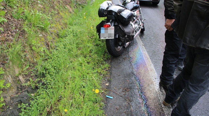 Ein Motorrad steht neben der Straße, auf der eine 75 Jahre alte Bikerin verunglückt ist.