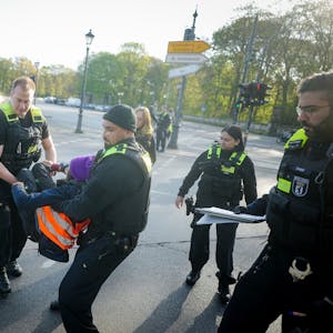 Letzte Generation in Berlin: Polizisten tragen eine Klima-Aktivistin von der Straße.