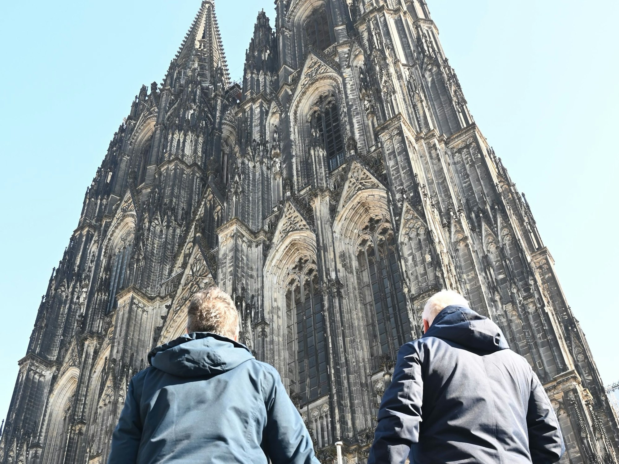 Ein Paar steht vor dem Kölner Dom.